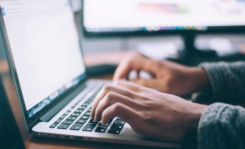 Te rinjte shqiptare punojne online per te huajt, Kerkesa per shperblime me pak se tregu nderkombetar